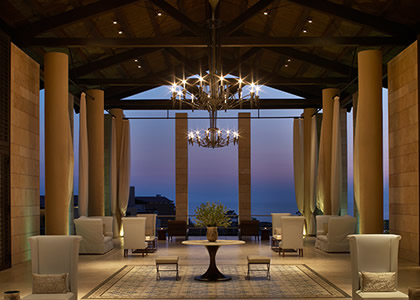 夜幕降临时的休闲厅